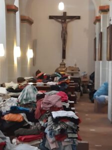 Jesus blickt auf eine volle Kleiderkammer