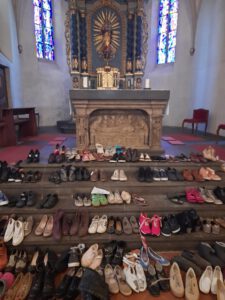 Bei der Schufterei im Dreck wird viel Schuhwerk benötigt. Am Altar findet sich etwas für jede Größe.